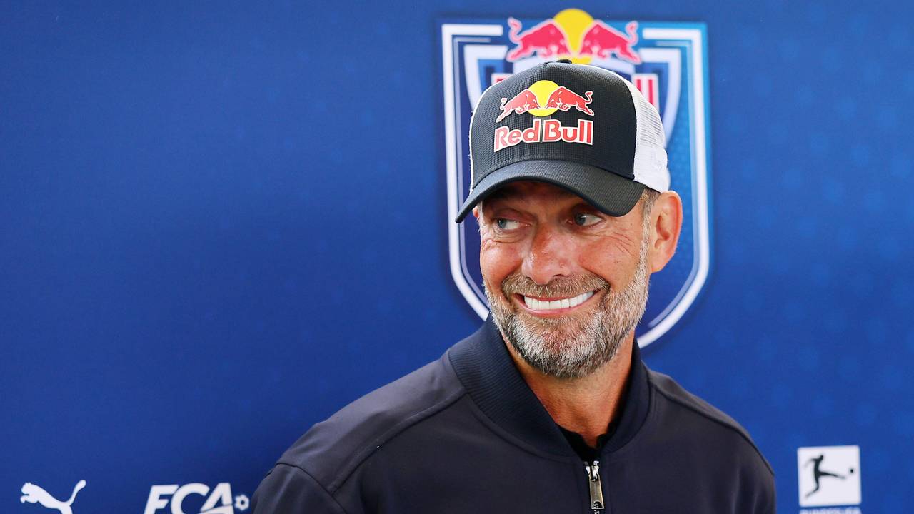 Jürgen Klopp mit einer Kappe der Marke Red Bull