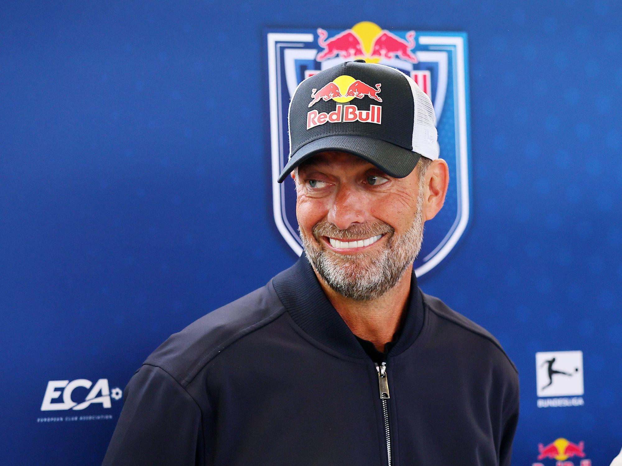 Jürgen Klopp mit einer Kappe der Marke Red Bull