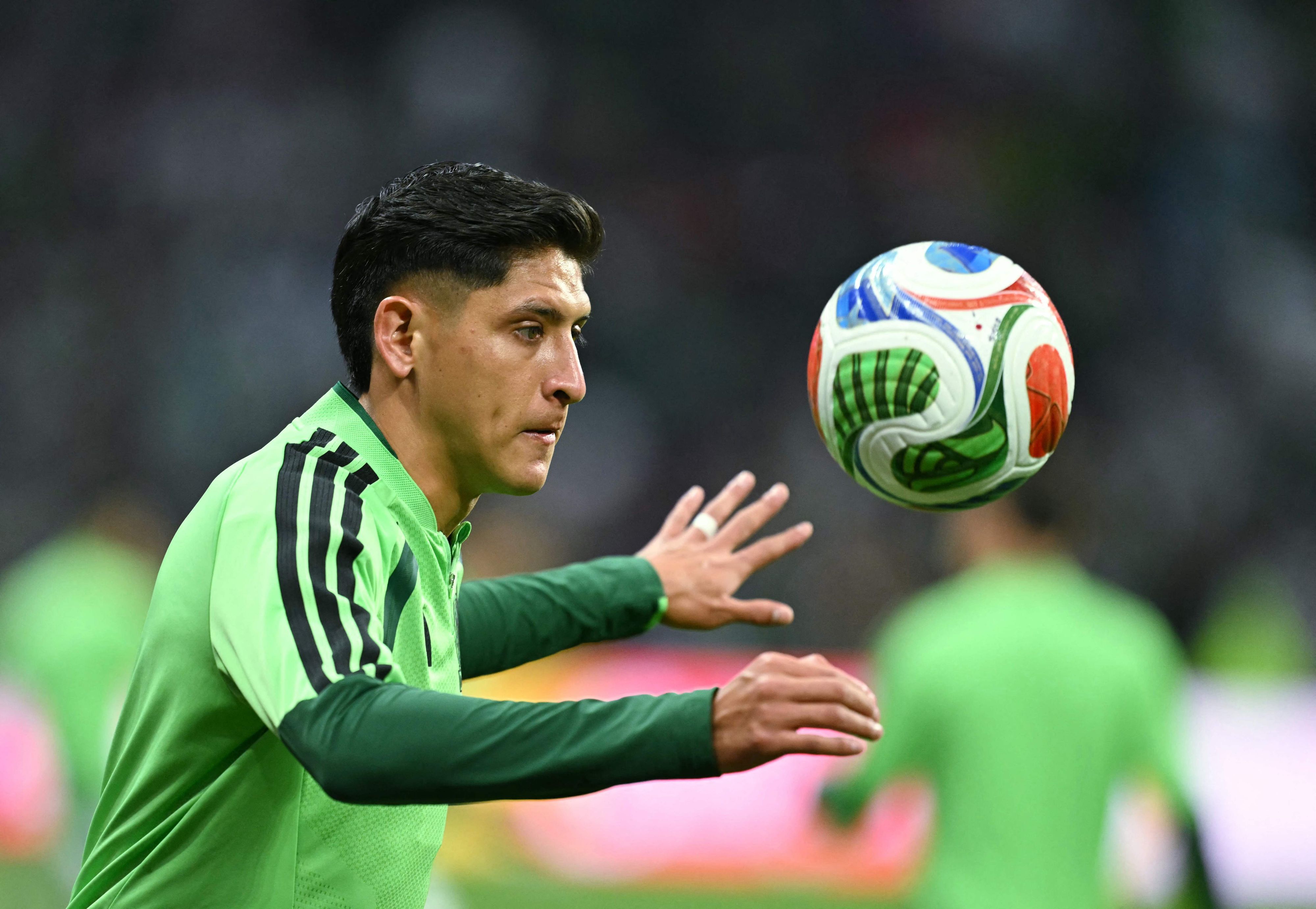 Edson Álvarez bei der WM am Ball