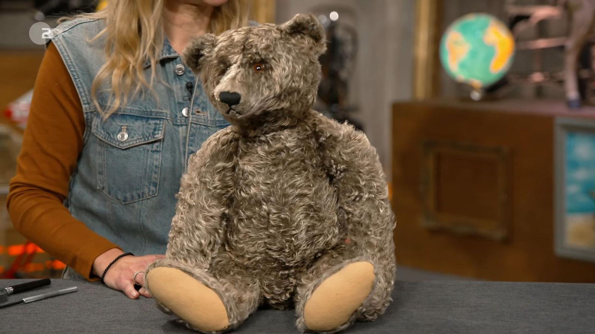 Der Teddybär von Steiff war ziemlich genau 100 Jahre alt. „Die Oma meinte, um die 3.000 Euro, da wäre sie schon sehr happy mit“, meinte Verkäuferin Mareike. Mit einer Schätzung von 2.500 bis 3.000 Euro hielt die Expertin den Wunschpreis für angemessen.
(Bild: ZDF)