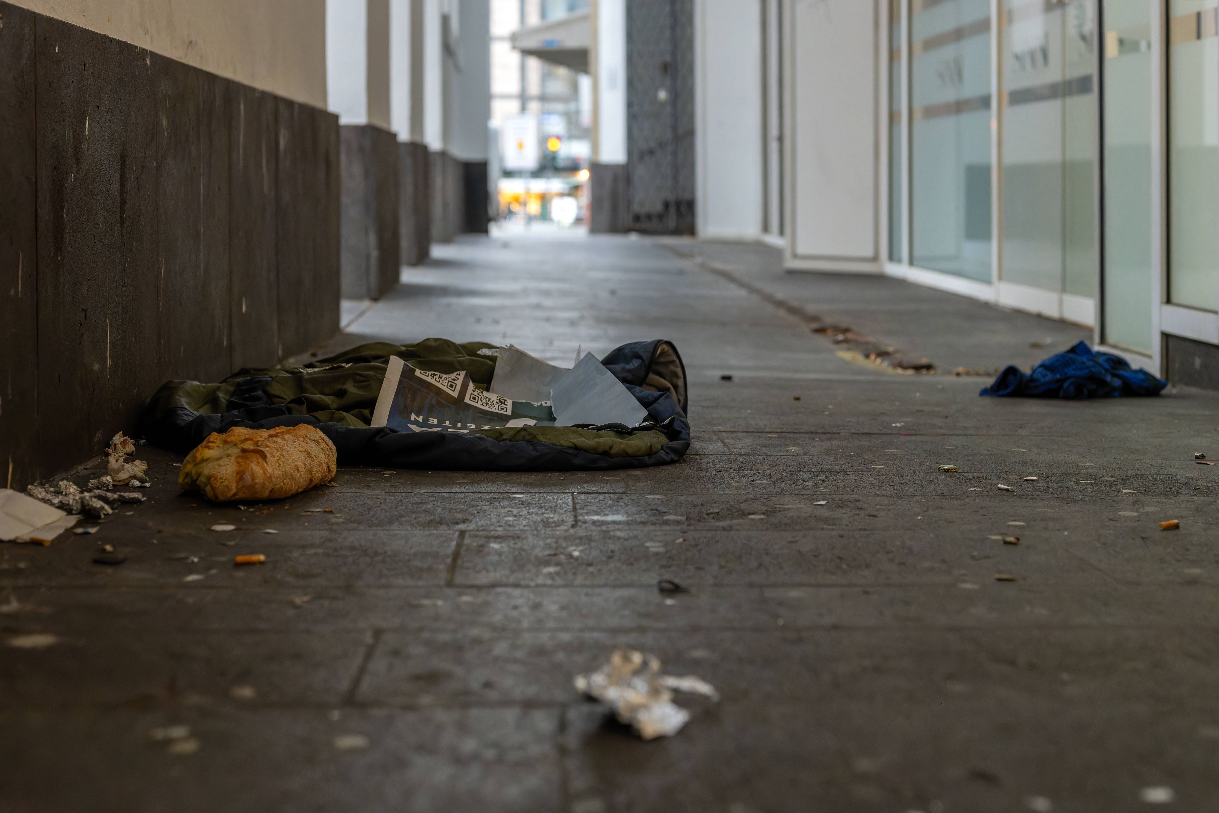 Hinterlassenschaften von Menschen in schwierigen Lebenssituationen in einer Passage in der Bonner Innenstadt.