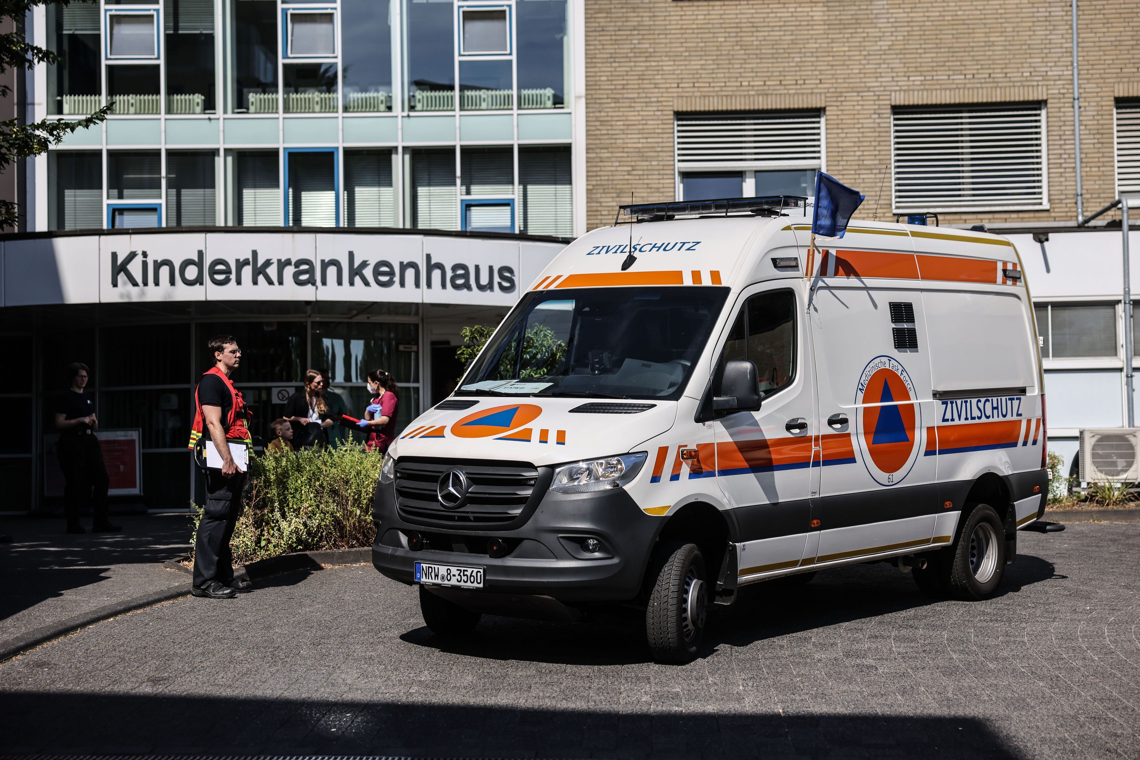 Krankenwagen stehen zur Patientenverlegung vor dem Kinderkrankenhaus.