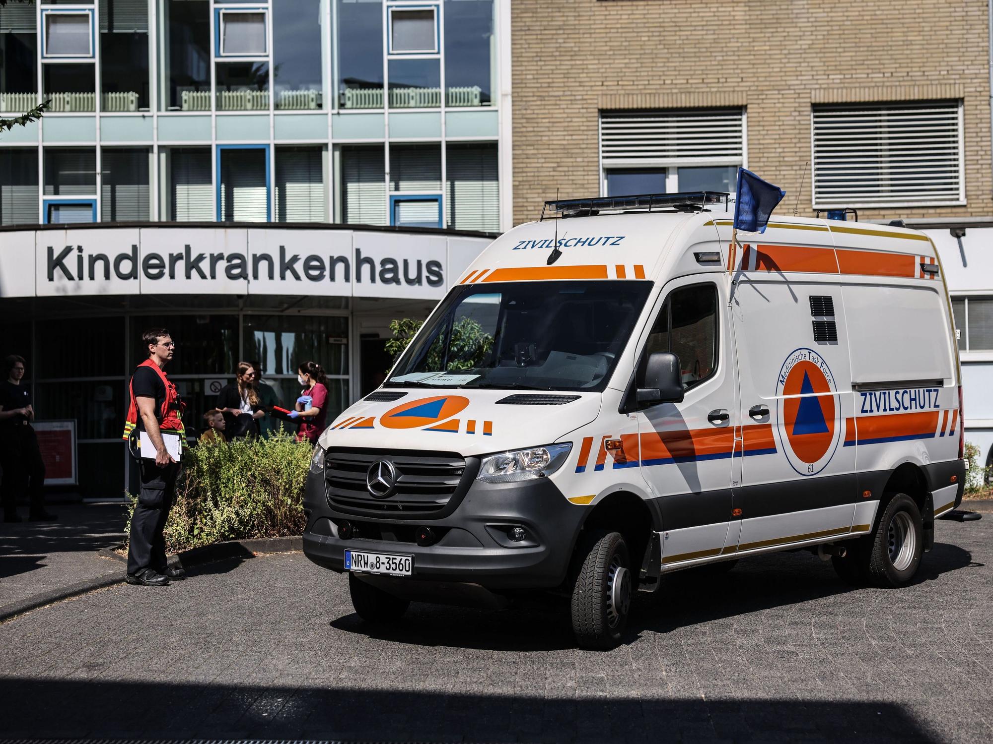 Krankenwagen stehen zur Patientenverlegung vor dem Kinderkrankenhaus.