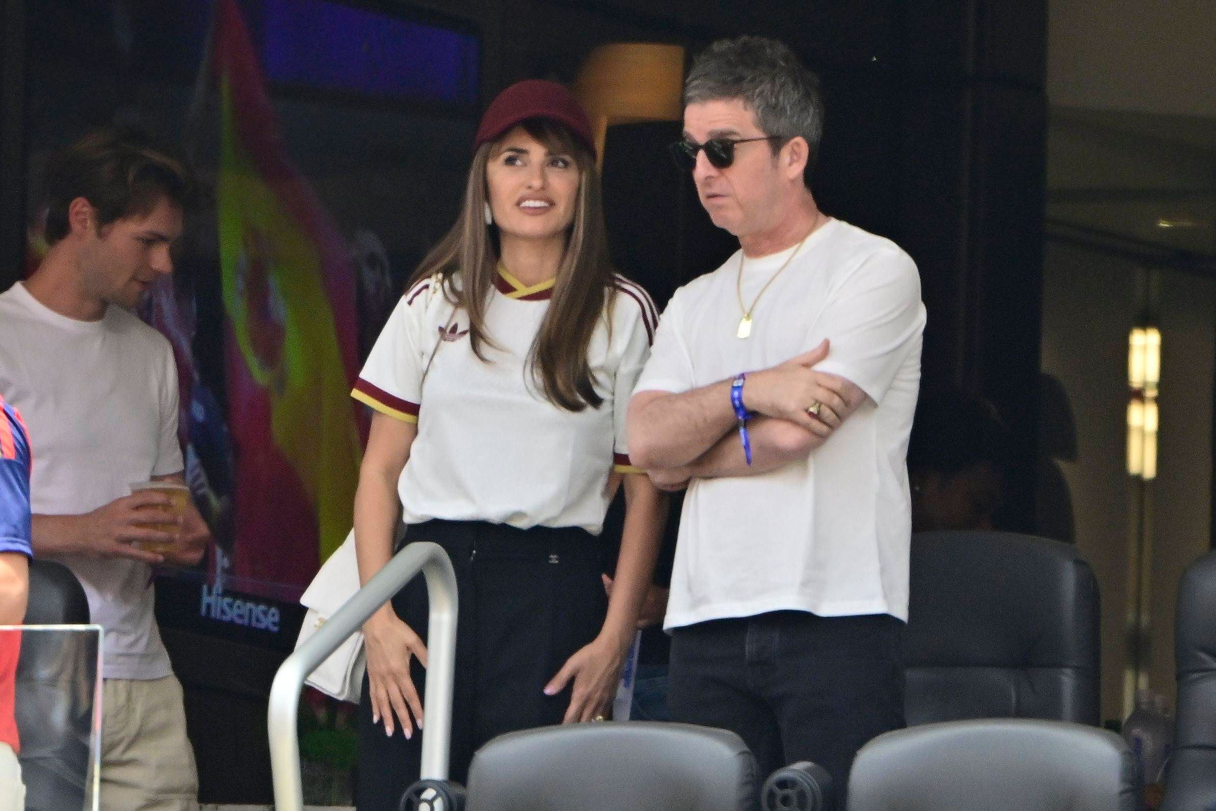 Noel Gallagher und Penélope Cruz auf der VIP-Tribüne.