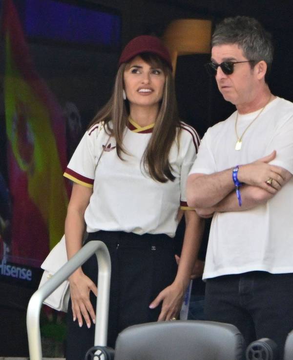 Noel Gallagher und Penélope Cruz auf der VIP-Tribüne.