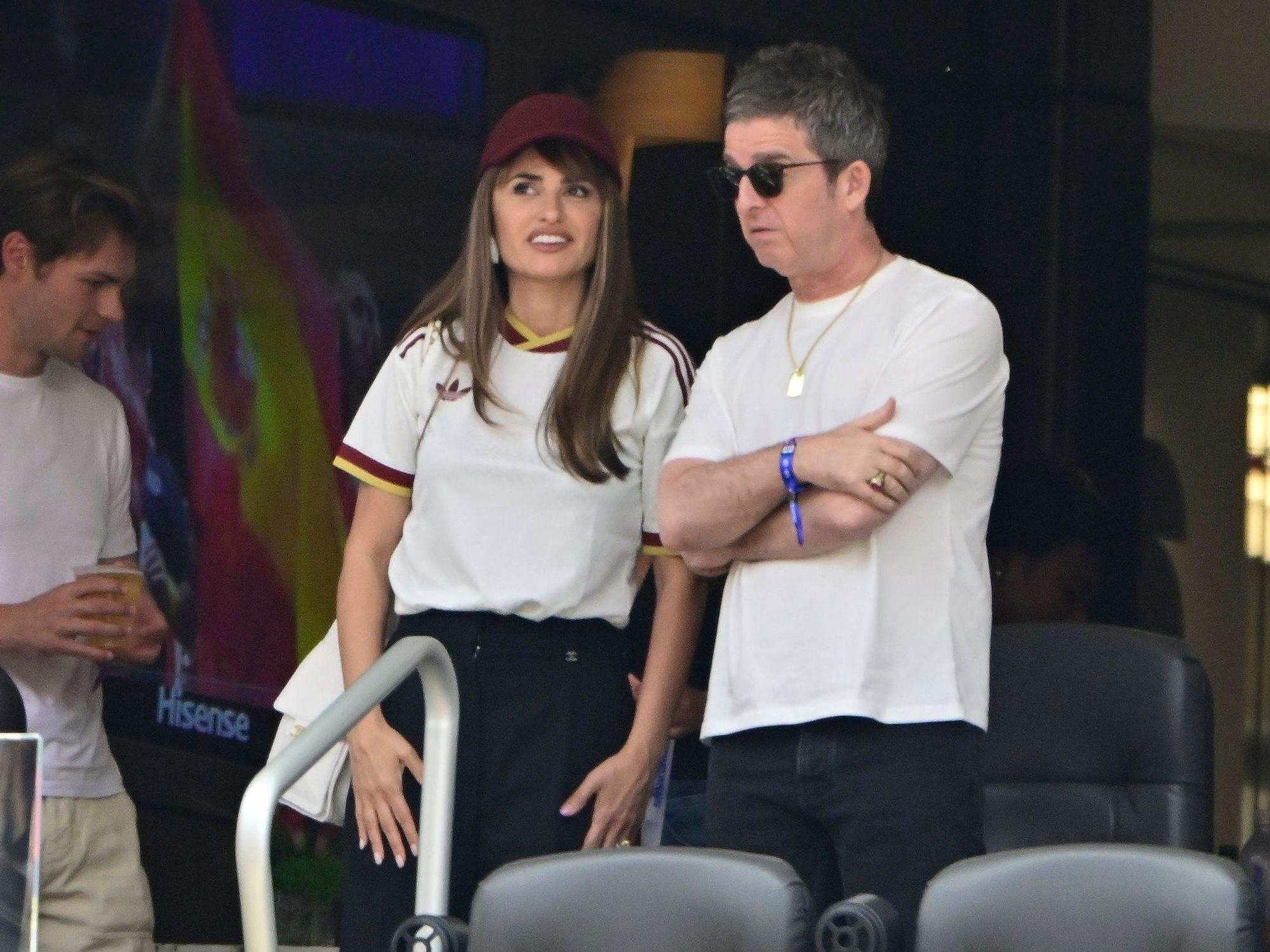 Noel Gallagher und Penélope Cruz auf der VIP-Tribüne.