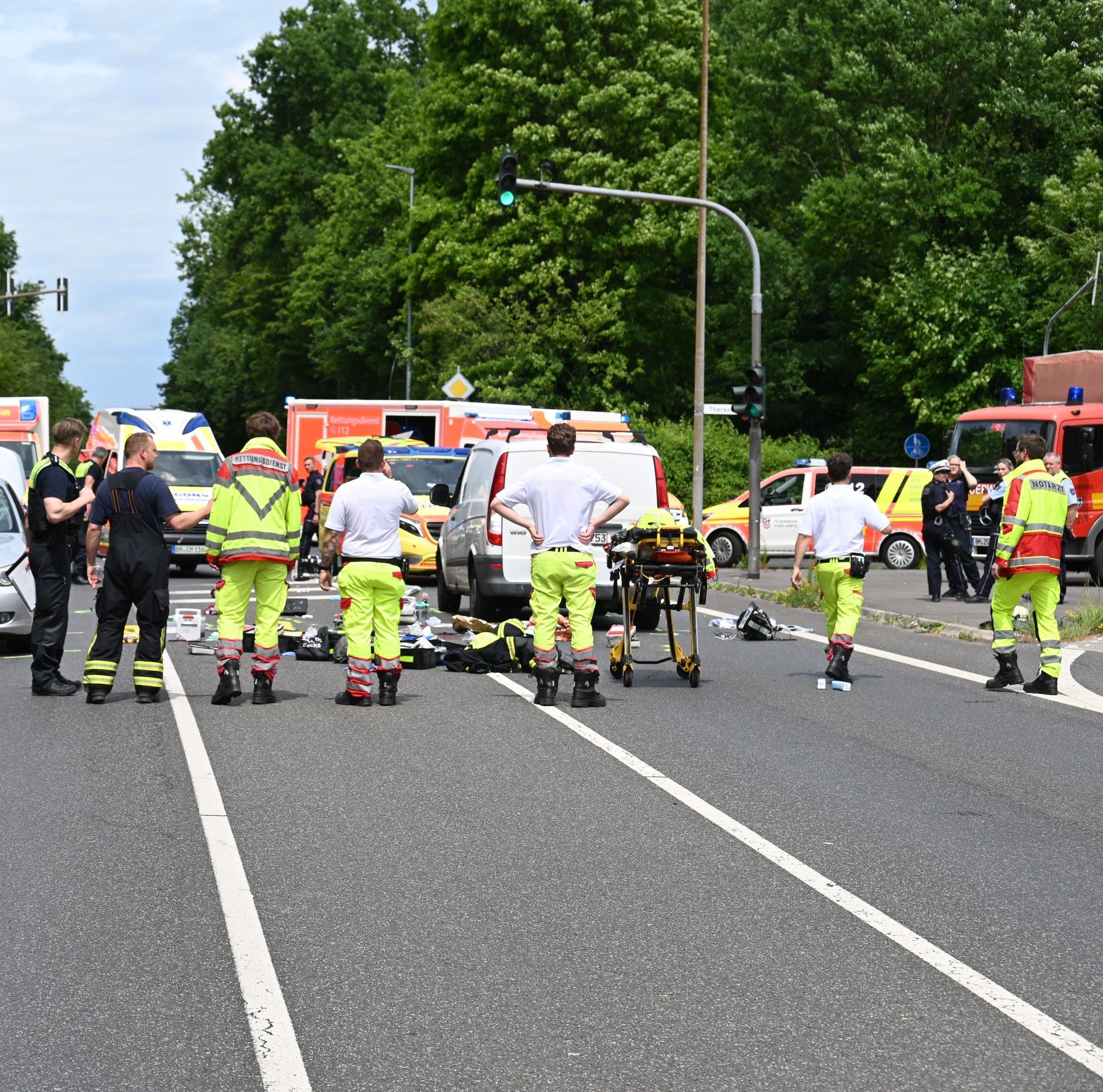 In Hürth war ein Pkw an einer Ampel in eine Gruppe Kinder gefahren.