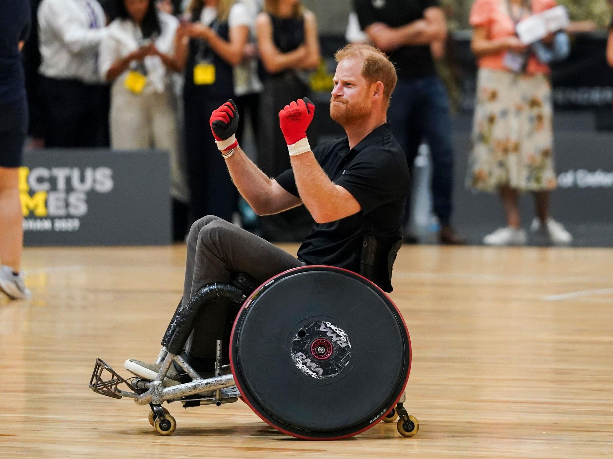 Prinz Harry während er bei einer Countdown-Veranstaltung zu den Invictus Games Rollstuhl-Rugby spielt.