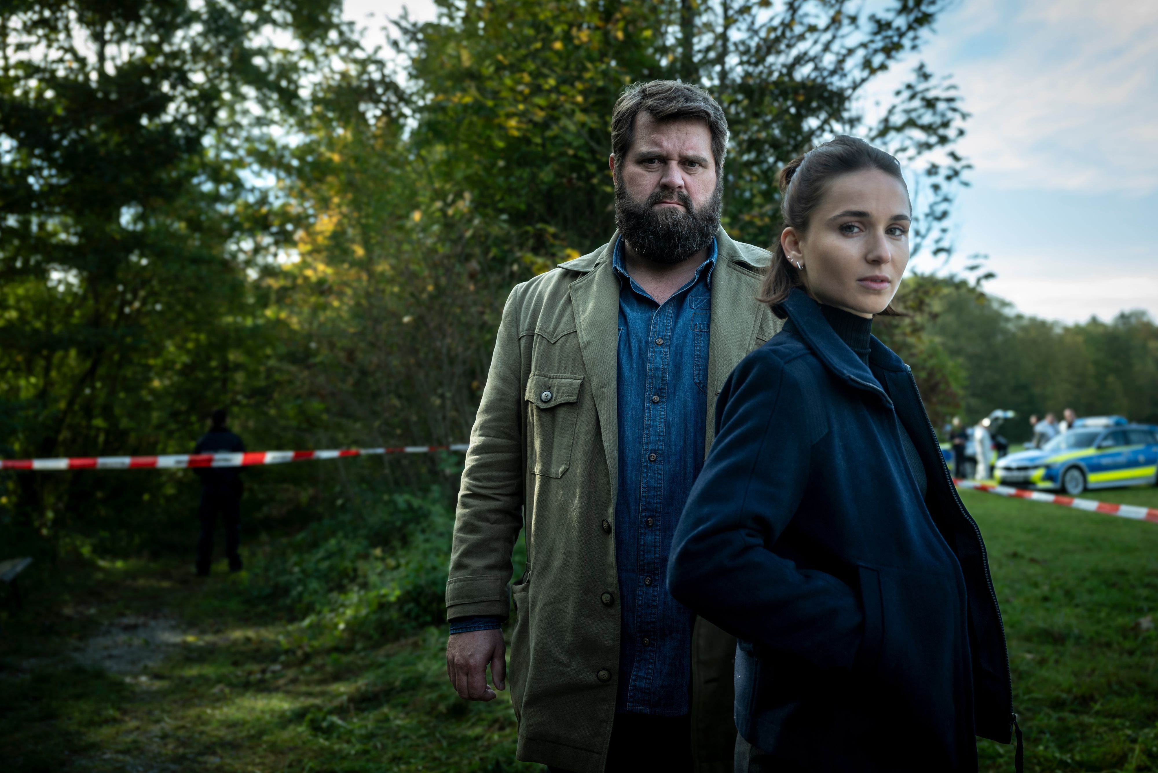 Behringer (Antoine Monot) und Ela (Cosima Henman) am Tatort
