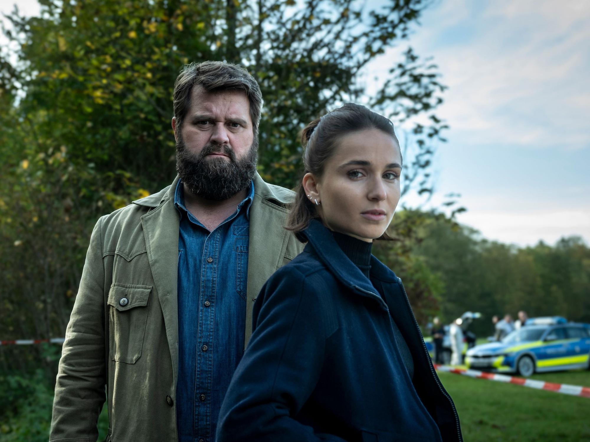 Behringer (Antoine Monot) und Ela (Cosima Henman) am Tatort