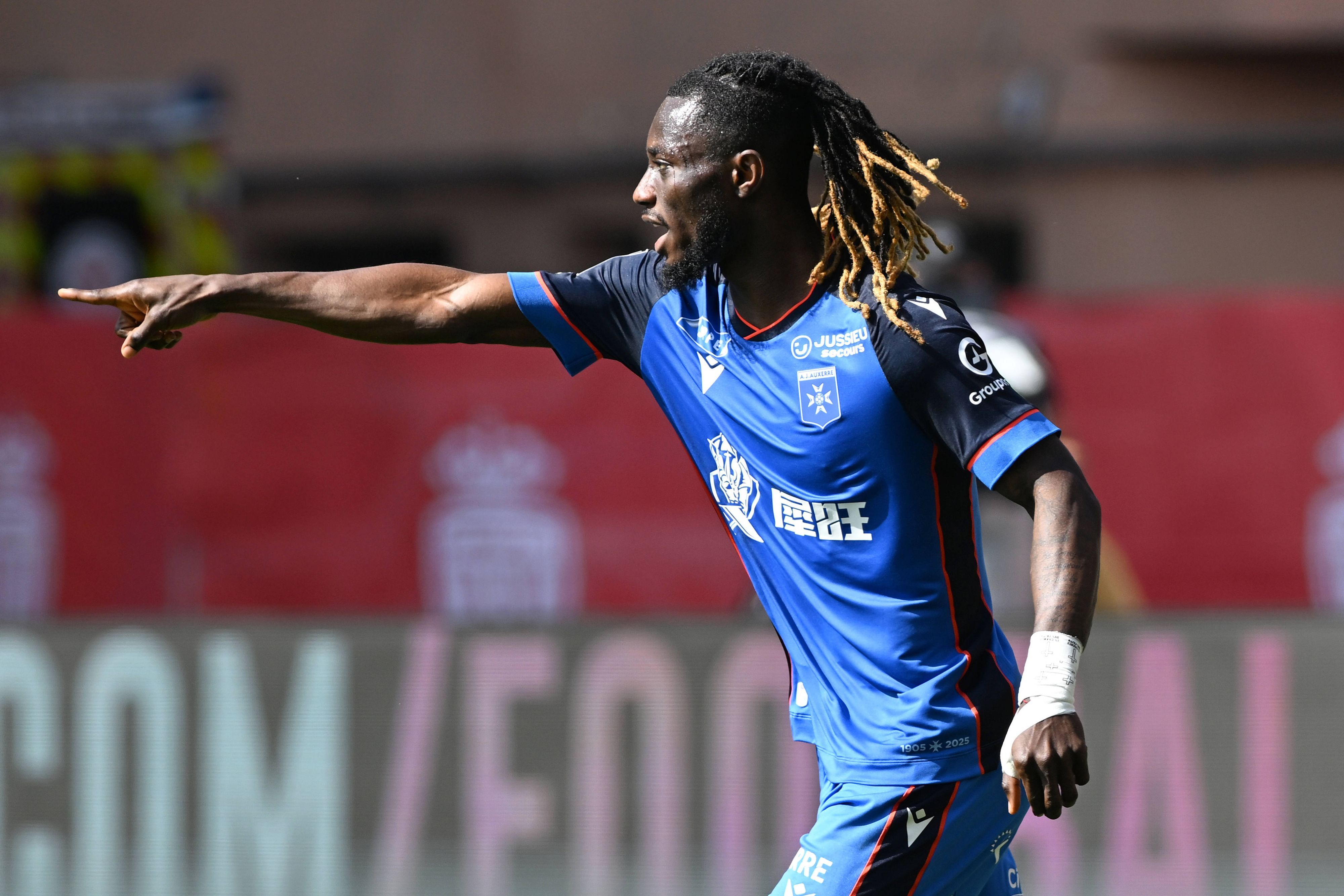 Gideon Mensah im Trikot von AJ Auxerre.