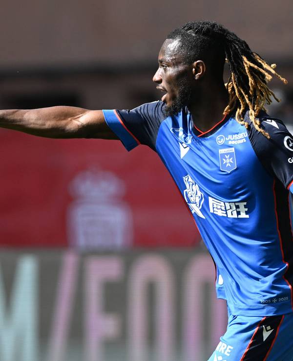 Gideon Mensah im Trikot von AJ Auxerre.