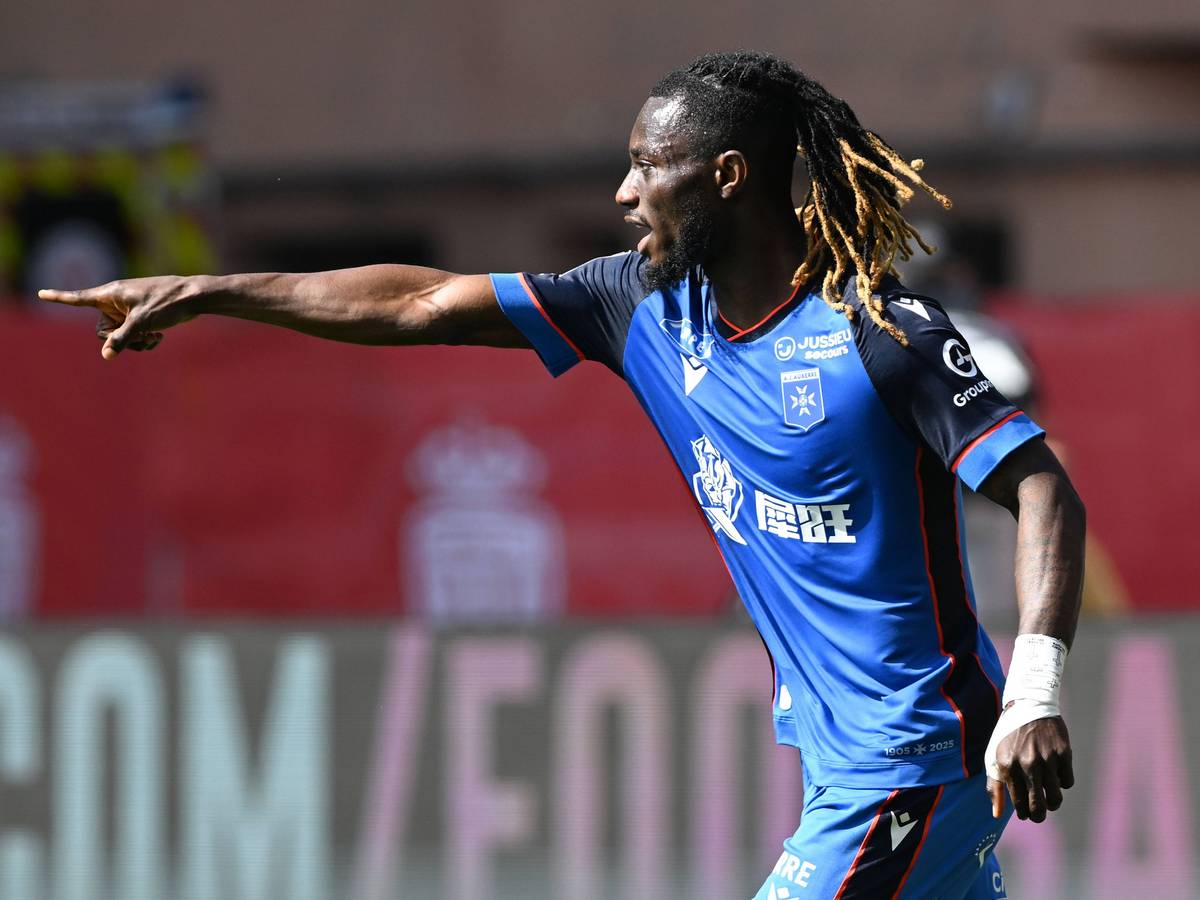 Gideon Mensah im Trikot von AJ Auxerre.