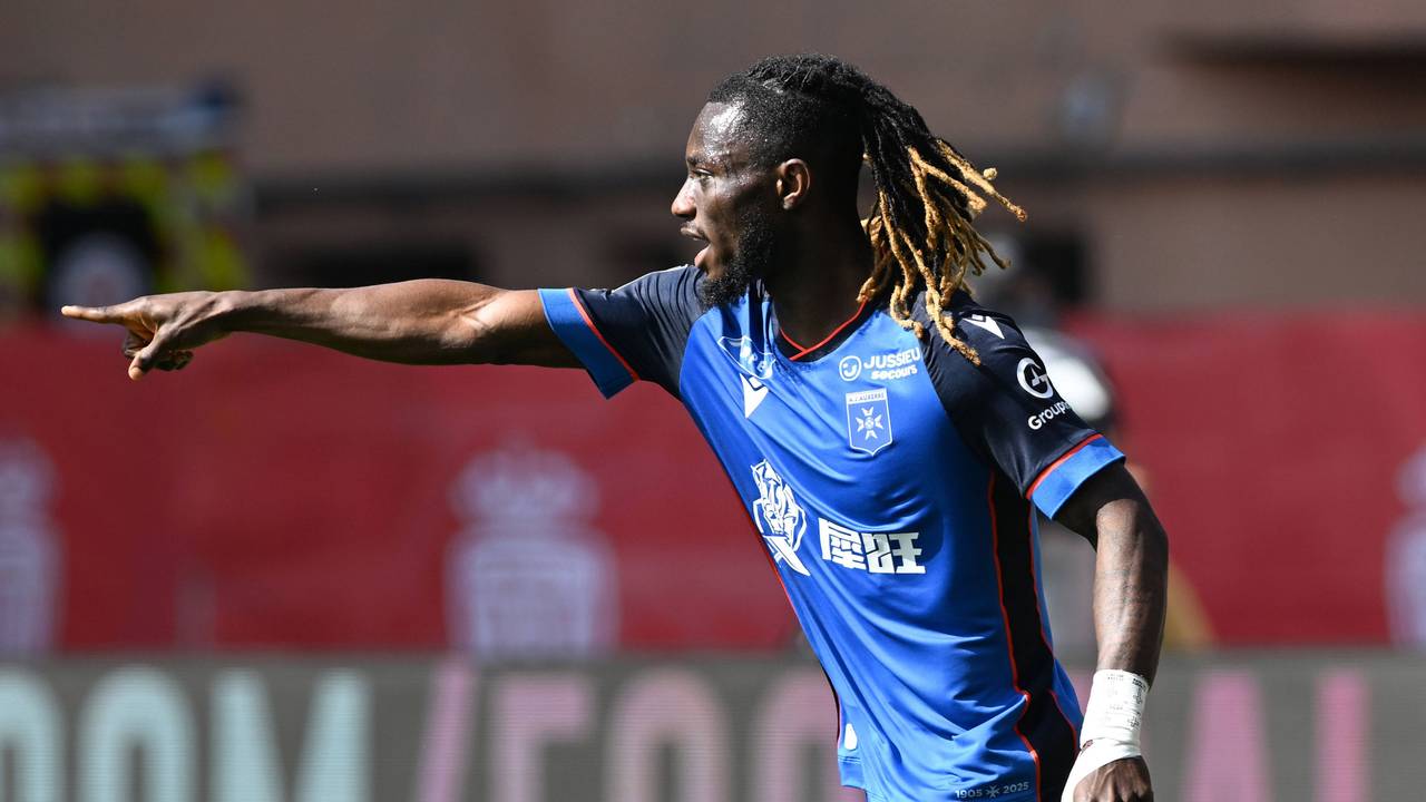 Gideon Mensah im Trikot von AJ Auxerre.