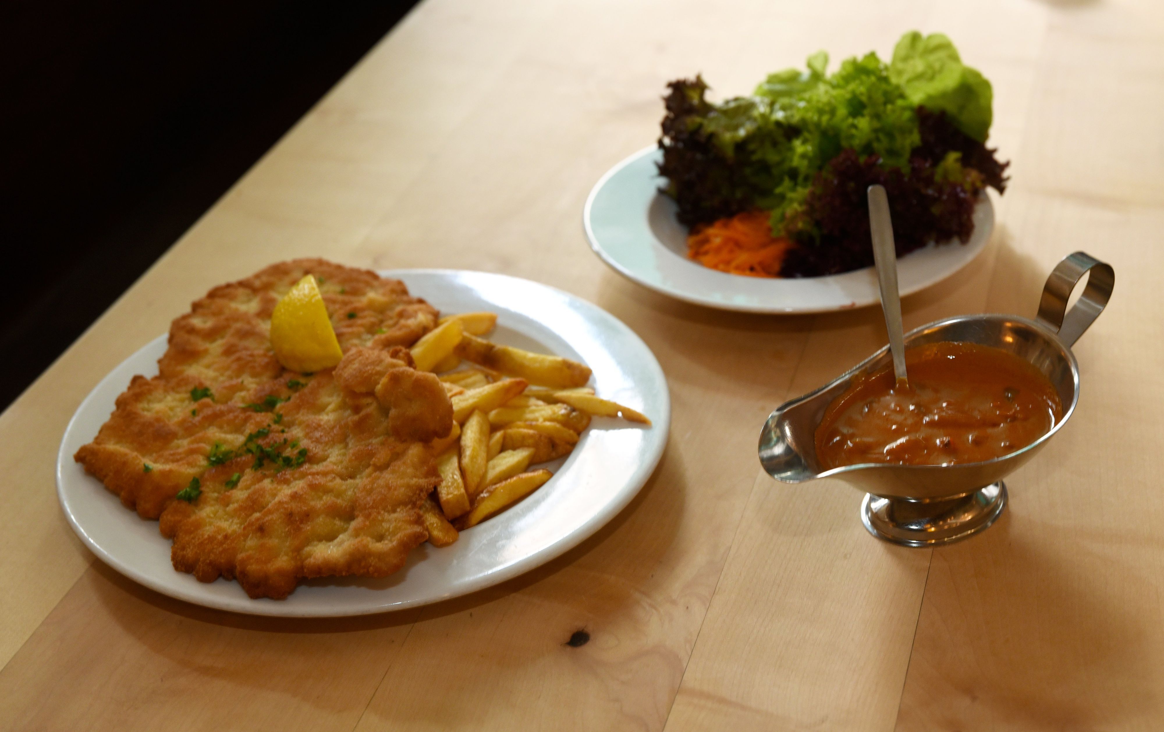 Blick auf ein Schnitzel bei Oma Kleinmann (Archivfoto): Kölner Wirte klagen über aggressive Bettler.