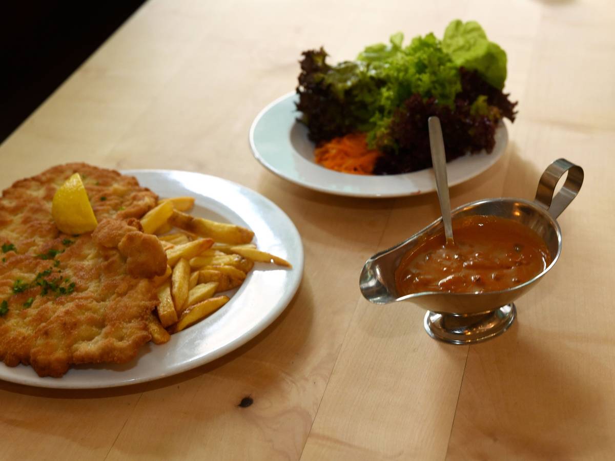 Blick auf ein Schnitzel bei Oma Kleinmann (Archivfoto): Kölner Wirte klagen über aggressive Bettler.