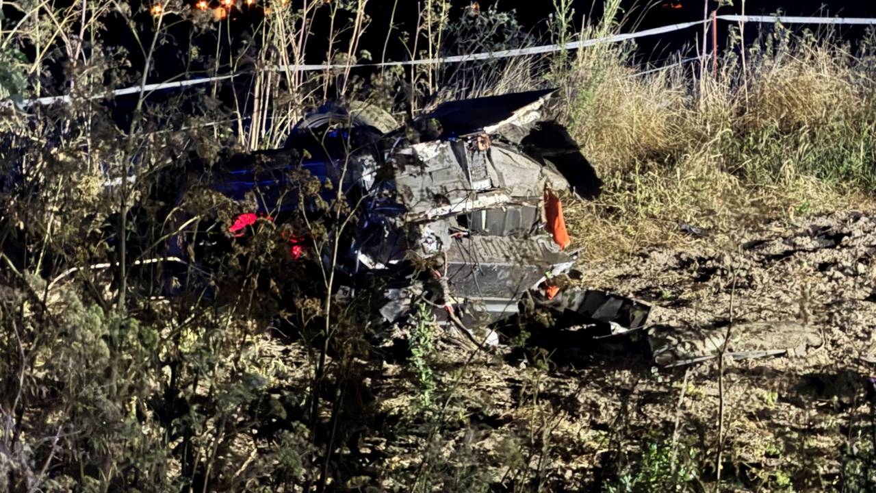 Horror-Unfall auf der A555. Ein Lamborghini Revuelto kam von der Autobahn ab un wurde völlig zerfetzt. Der Fahrer starb, sein Beifahrer kam schwerverletzt in die Bonner Uniklinik.