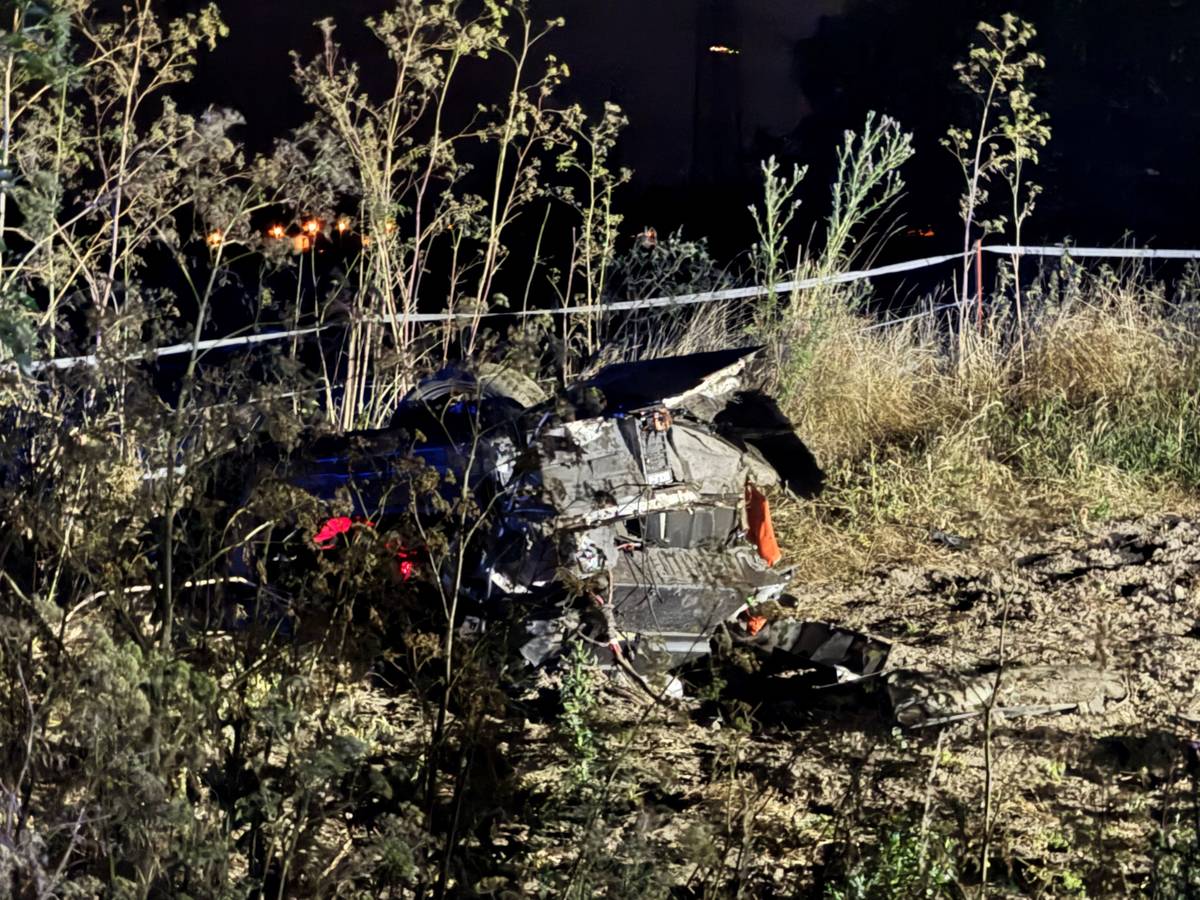 Horror-Unfall auf der A555: Ein Lamborghini Revuelto kam von der Autobahn ab und wurde völlig zerfetzt. Der Fahrer starb, sein Beifahrer kam schwer verletzt in die Klinik.