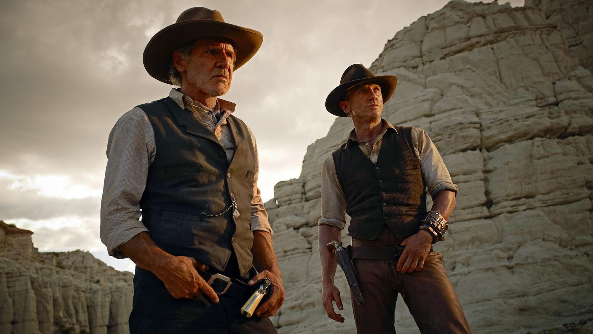 Viehbaron Woodrow Dolarhyde (Harrison Ford, links) tut sich mit Lonergan (Daniel Craig) zusammen, um die Aliens zu bekämpfen. (Bild: © 2011 Universal Studios and Dreamworks II Distribution Co., LLC. All rights reserved.)