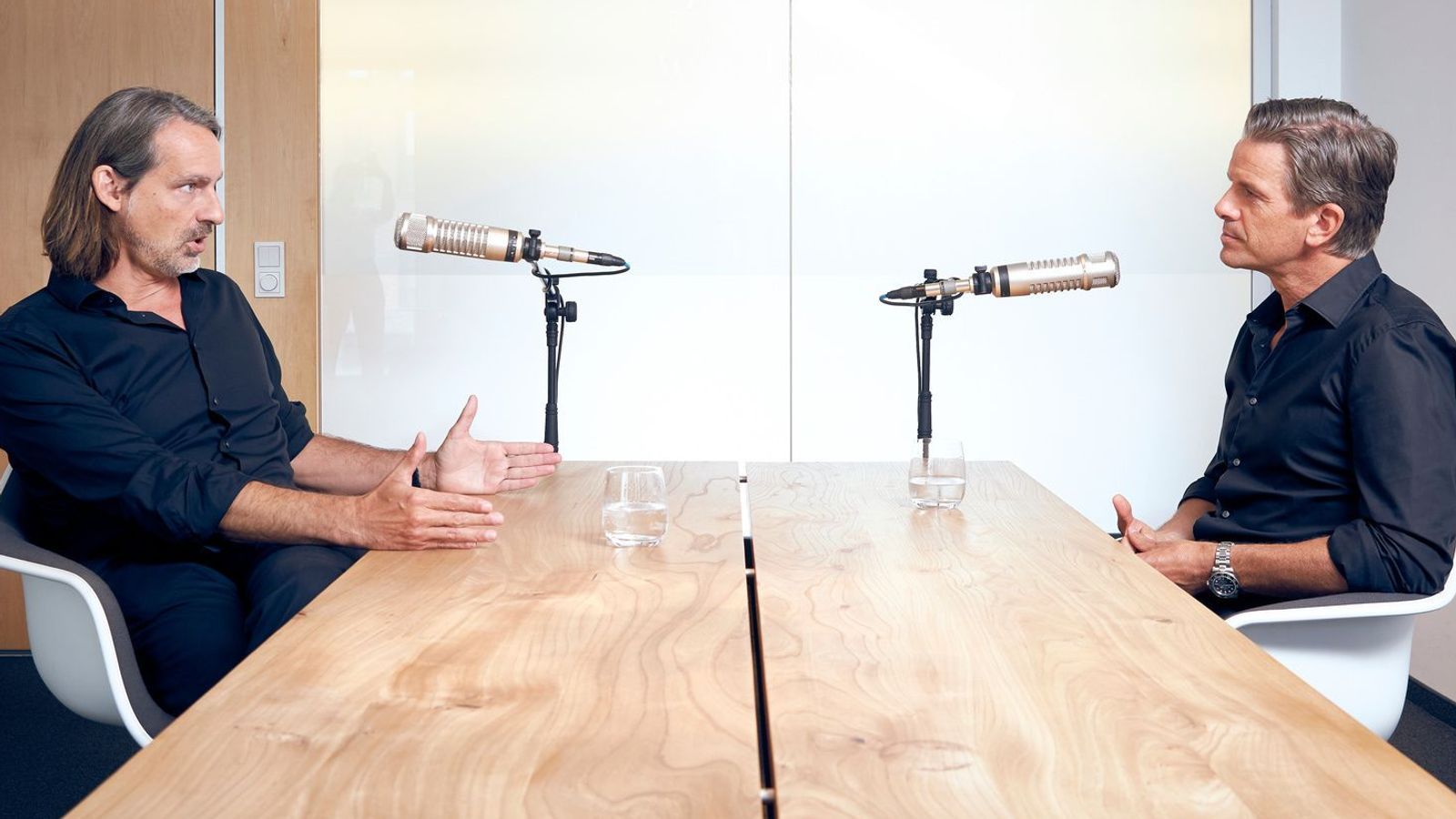 Markus Lanz (rechts) und Richard David Precht haben im Podcast „Lanz + Precht“ über die Schattenseiten von KI gesprochen. (Bild: ZDF / Christian Bruch)