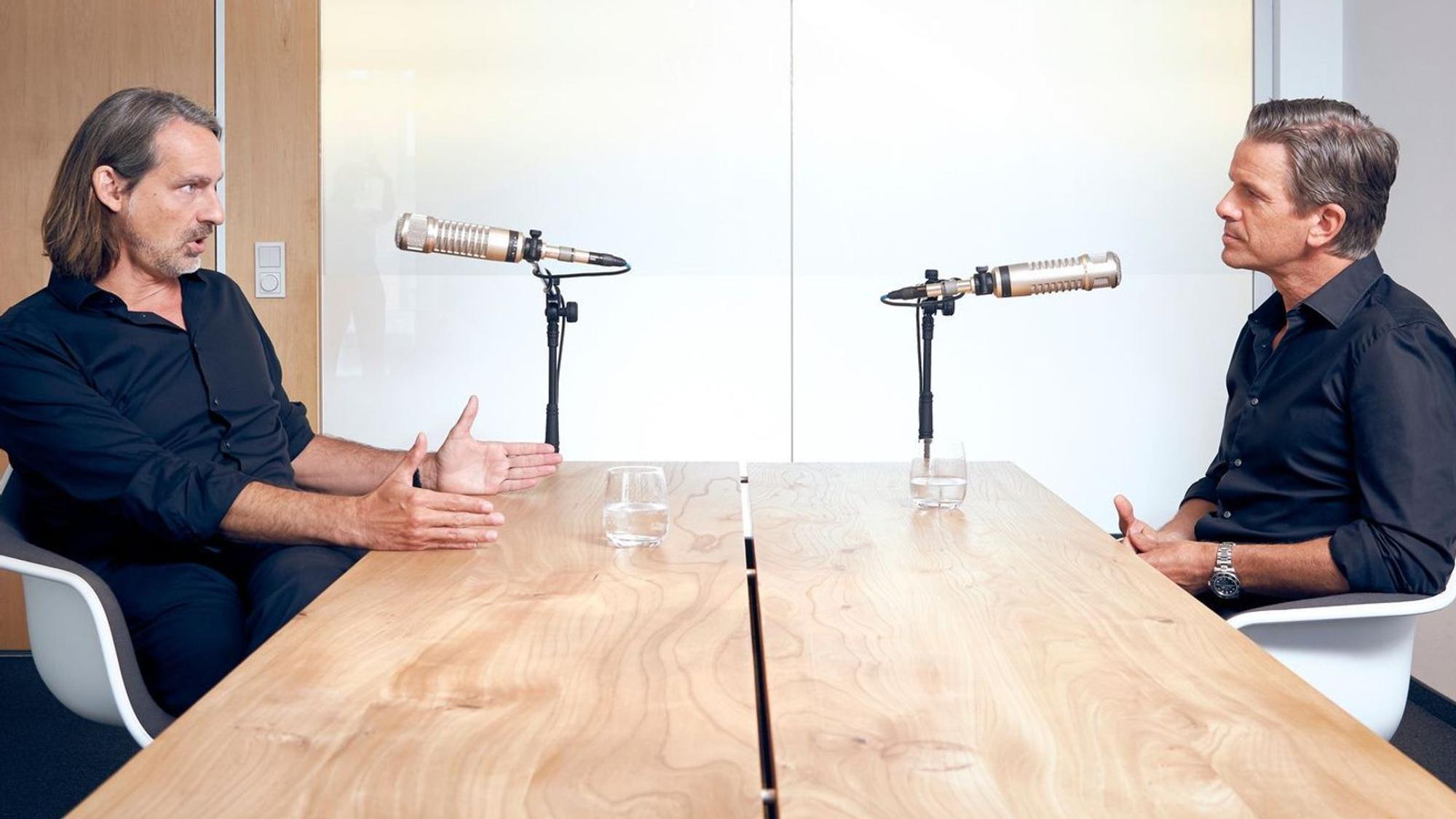 Markus Lanz (rechts) und Richard David Precht haben im Podcast „Lanz + Precht“ über die Schattenseiten von KI gesprochen. (Bild: ZDF / Christian Bruch)