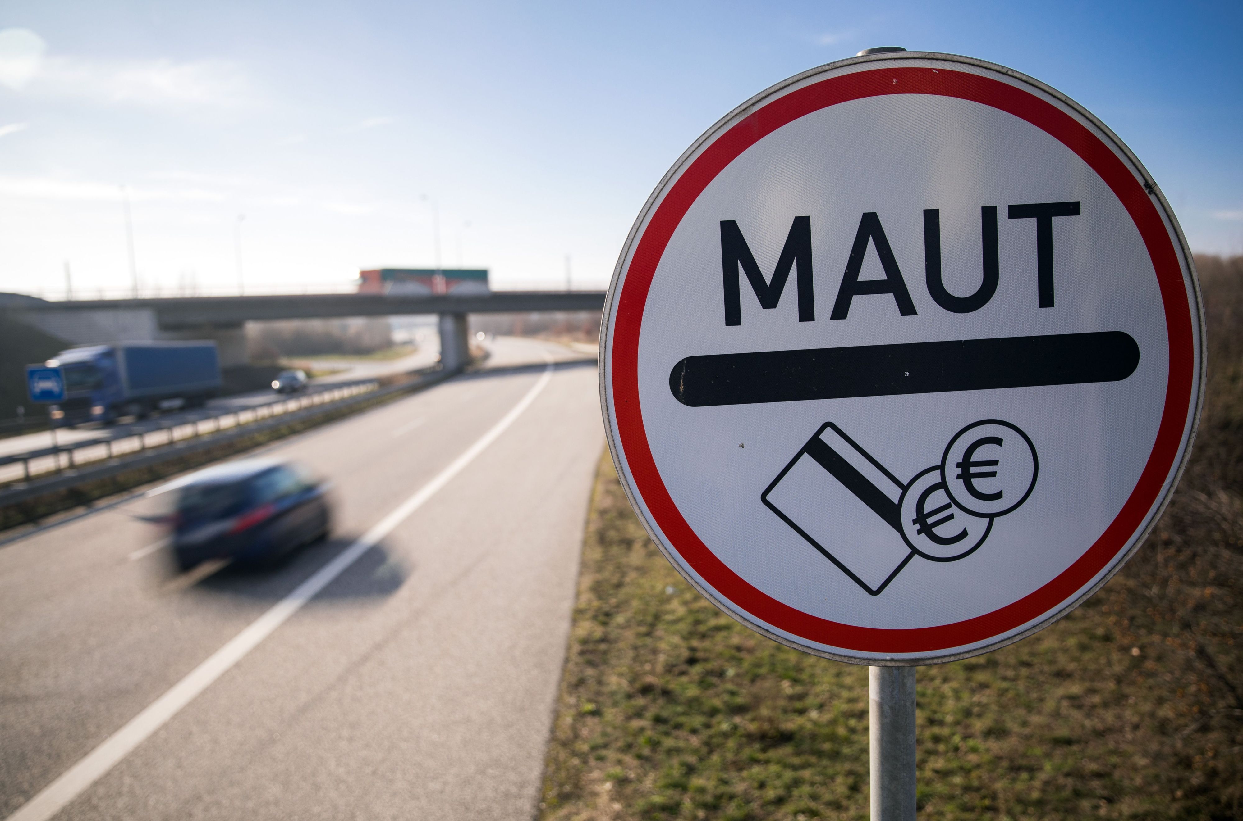 Ein Verkehrsschild weist in Rostock die Autofahrer auf der Stadtautobahn auf die Mautpflicht für die Passage des Warnowtunnels hin.