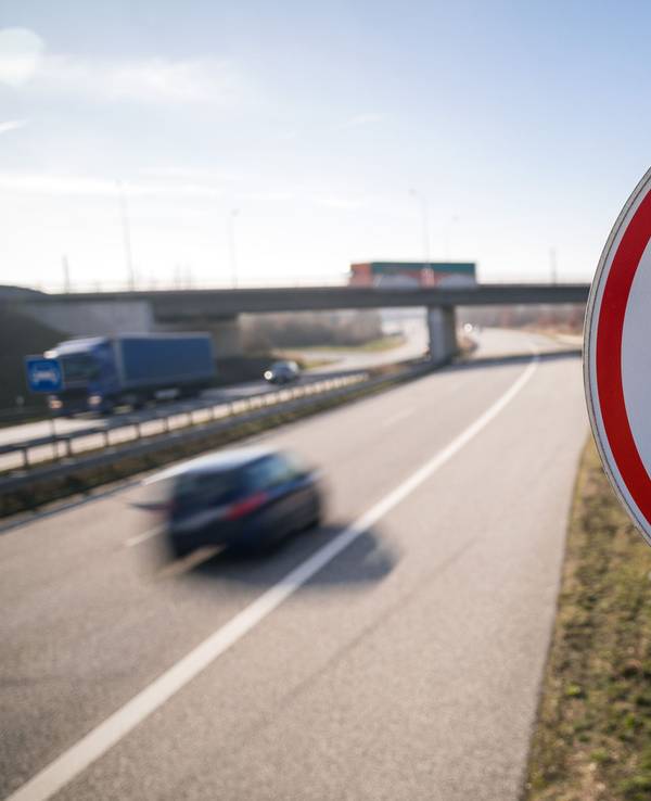 Ein Verkehrsschild weist in Rostock die Autofahrer auf der Stadtautobahn auf die Mautpflicht für die Passage des Warnowtunnels hin.