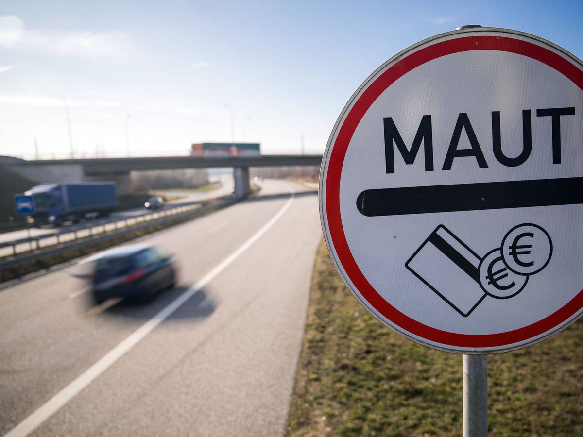 Ein Verkehrsschild weist in Rostock die Autofahrer auf der Stadtautobahn auf die Mautpflicht für die Passage des Warnowtunnels hin.