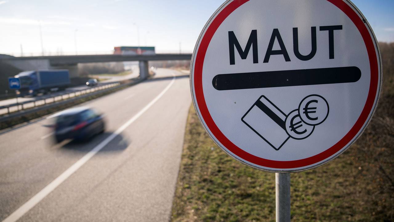 Ein Verkehrsschild weist in Rostock die Autofahrer auf der Stadtautobahn auf die Mautpflicht für die Passage des Warnowtunnels hin.