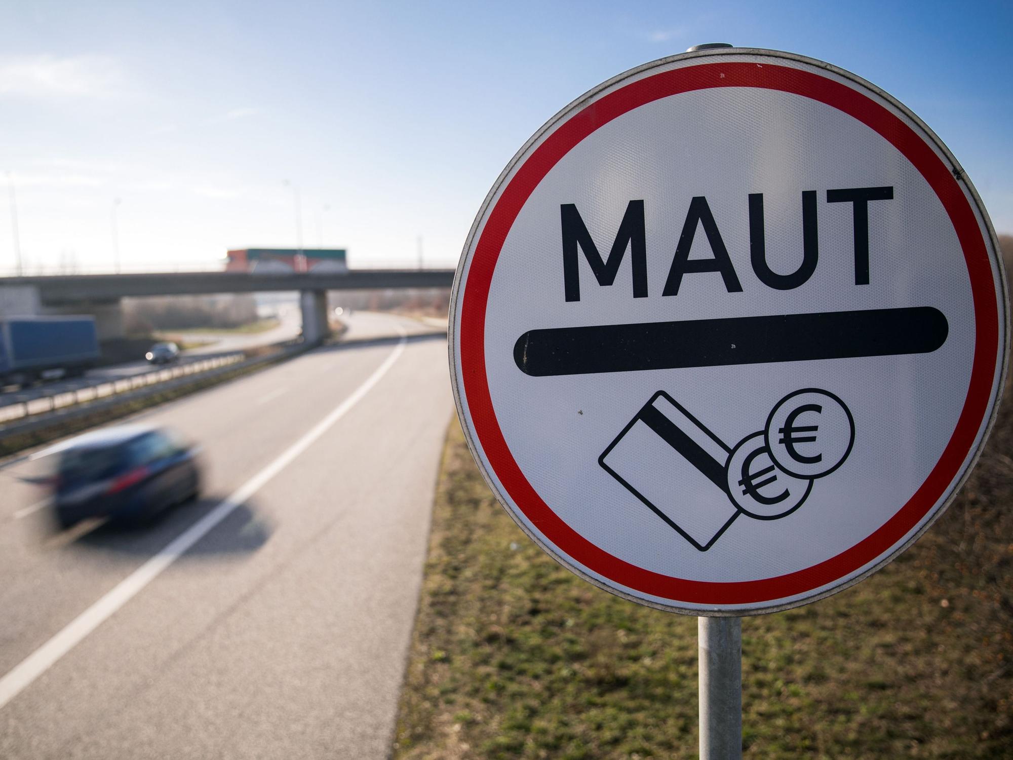 Ein Verkehrsschild weist in Rostock die Autofahrer auf der Stadtautobahn auf die Mautpflicht für die Passage des Warnowtunnels hin.