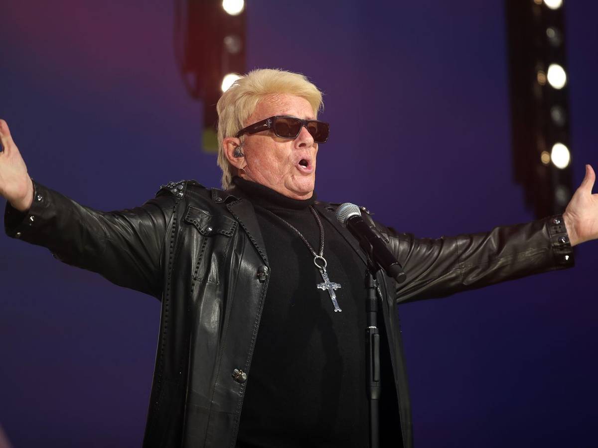 Schlagerstar Heino hat sich verletzt und musste mit einem Orthesensschuh auf der Bühne auftreten. (Bild: 2020 Getty Images/Andreas Rentz)