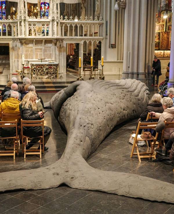 Wal-Skulptur des Bildhauers Gil Shachar