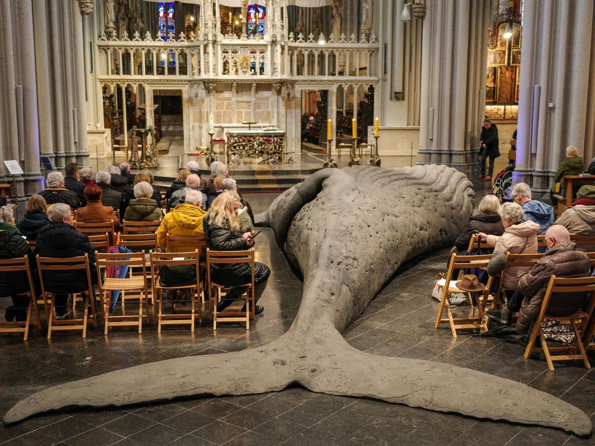 Wal-Skulptur des Bildhauers Gil Shachar