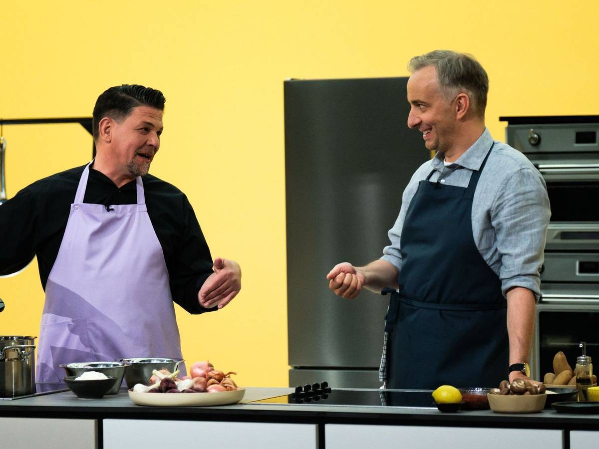 Tim Mälzer (links) und Jan Böhmermann kochen und plaudern zum Staffelauftakt von „Böhmi brutzelt“. (Bild: ZDF / Lennart Speer)