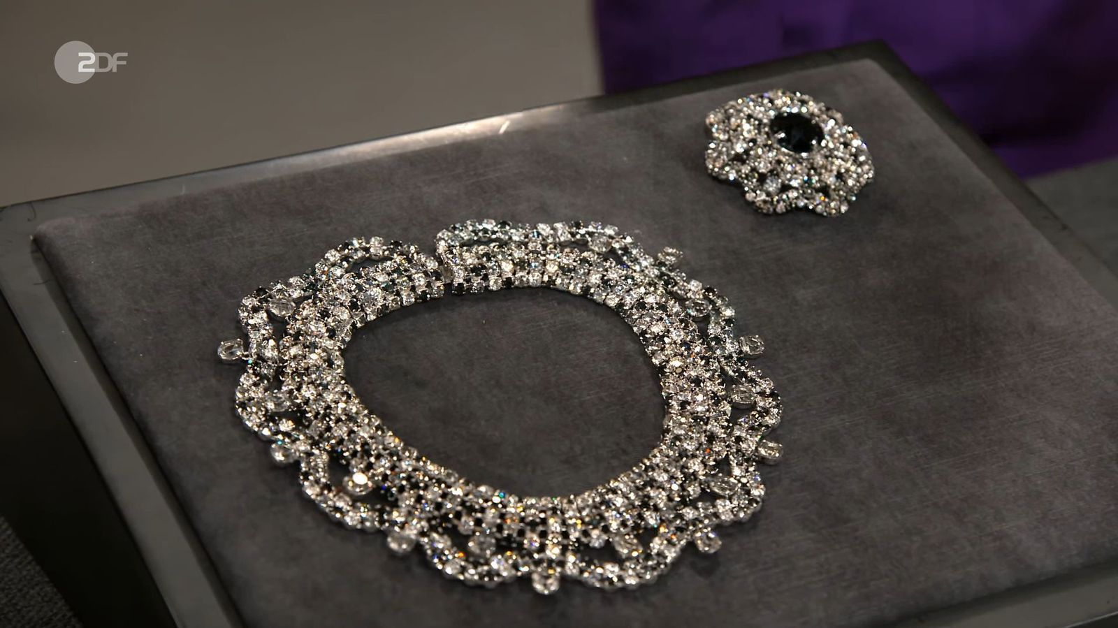 Collier und Brosche von Christian Dior aus dem Jahr 1961 sahen edel aus, waren jedoch nur Modeschmuck und 600 Euro wert. Friedrich Häusser machte mit 320 Euro das höchste Gebot.
 (Bild: ZDF)