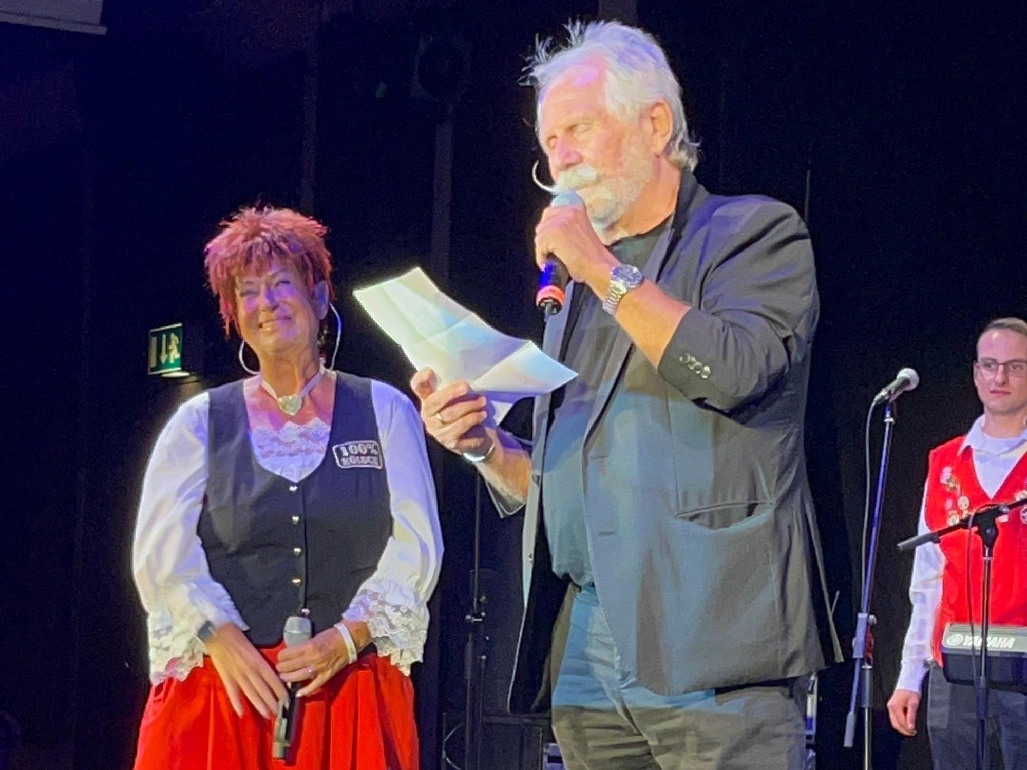 Henning Krautmacher steht mit Marita Köllner auf der Bühne.