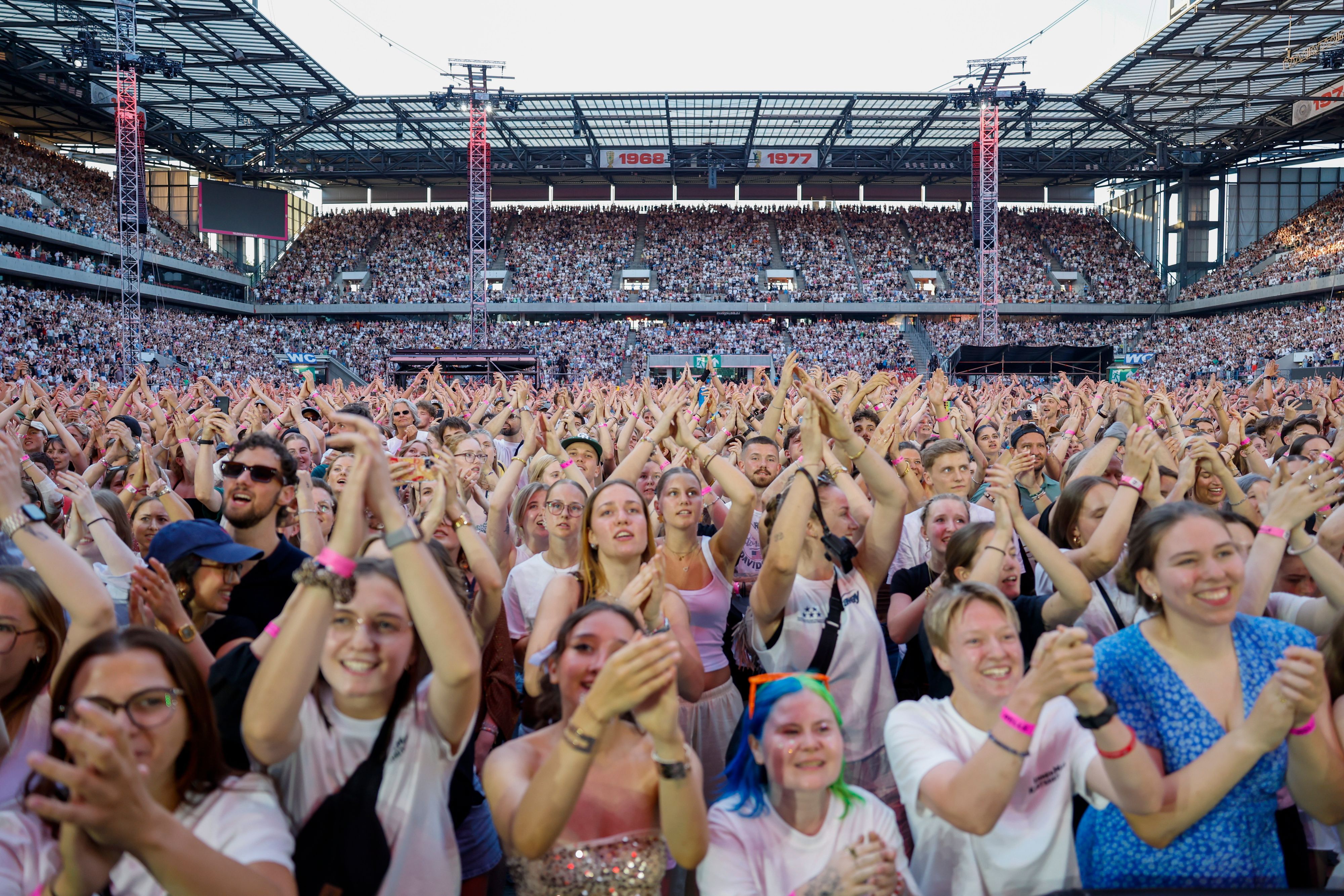 Fans von AnnenMayKantereit beim Konzert 
im Rhein-Energie-Stadion.