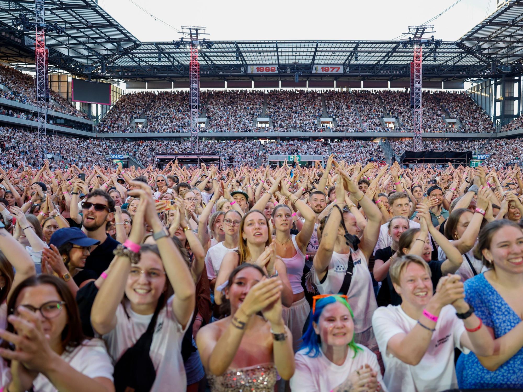 Fans von AnnenMayKantereit beim Konzert
im Rhein-Energie-Stadion.