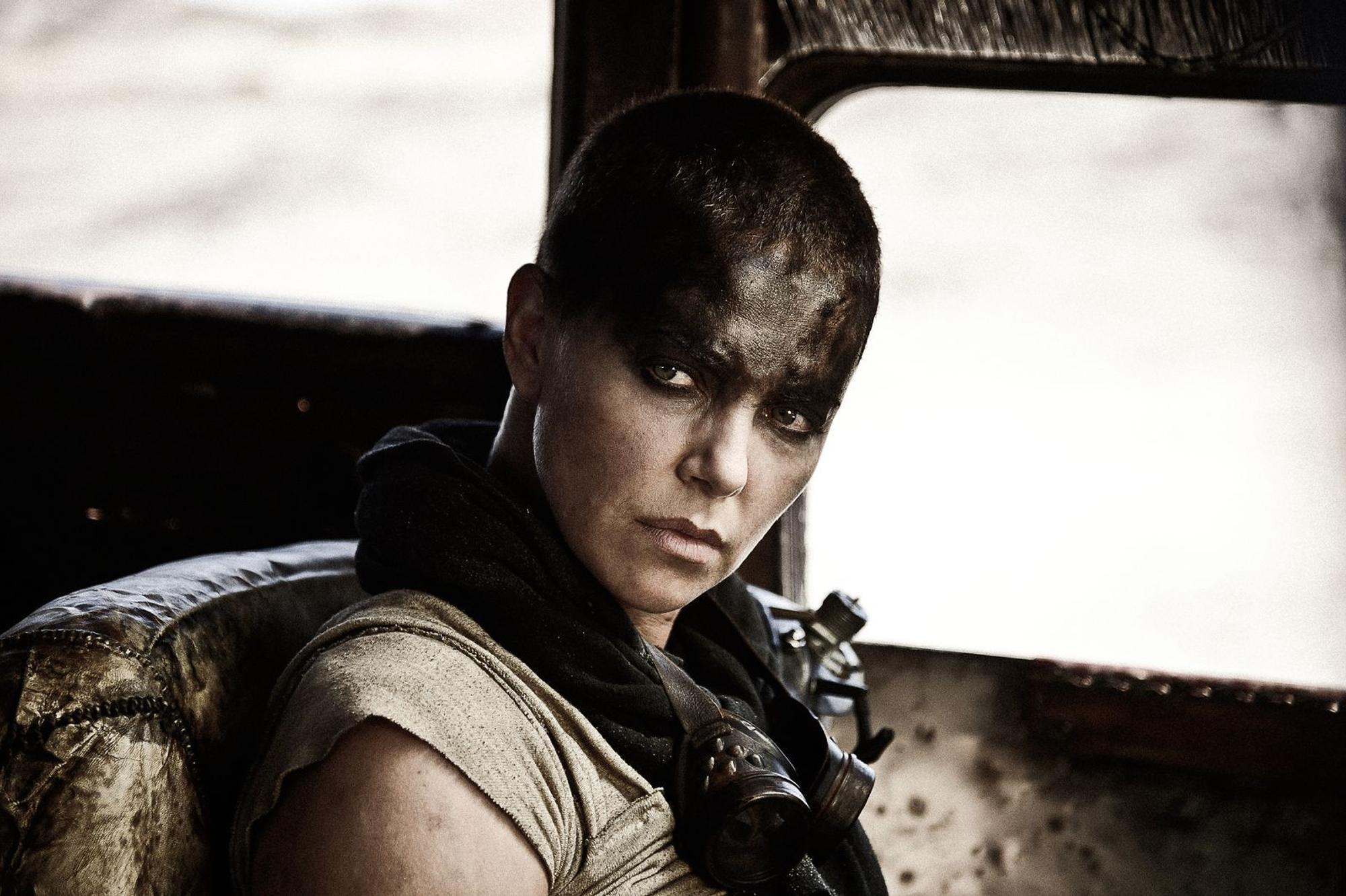 Mit „Mad Max: Fury Road“ (2015) gab George Miller der „Mad Max“-Reihe eine neue Richtung, und sie, Furiosa (Charlize Theron), war die heimliche Heldin des Films. (Bild: Warner / Village Roadshow Films / Jasmin Boland)
