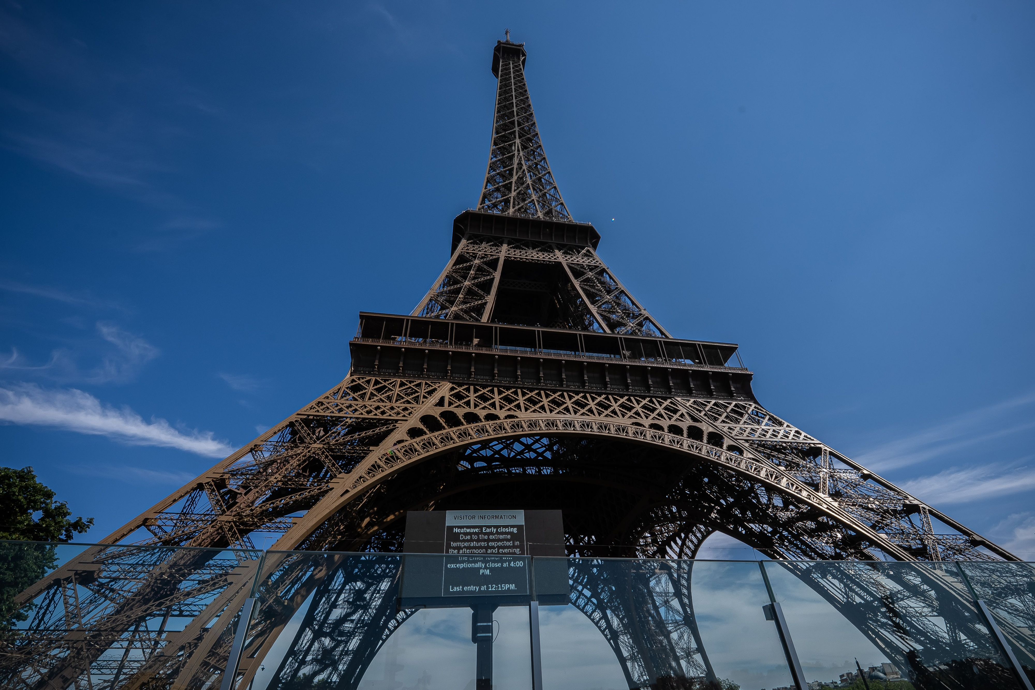 Ein Schild weist darauf hin, dass der Eiffelturm aufgrund einer Hitzewelle in Paris um 16 Uhr geschlossen ist.
