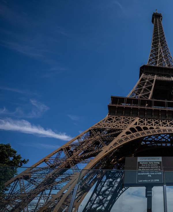 Ein Schild weist darauf hin, dass der Eiffelturm aufgrund einer Hitzewelle in Paris um 16 Uhr geschlossen ist.