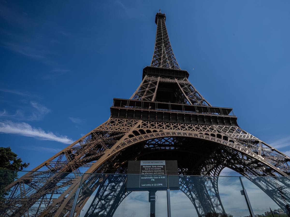 Ein Schild weist darauf hin, dass der Eiffelturm aufgrund einer Hitzewelle in Paris um 16 Uhr geschlossen ist.