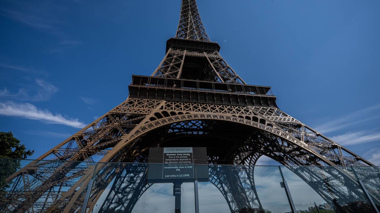 Ein Schild weist darauf hin, dass der Eiffelturm aufgrund einer Hitzewelle in Paris um 16 Uhr geschlossen ist.