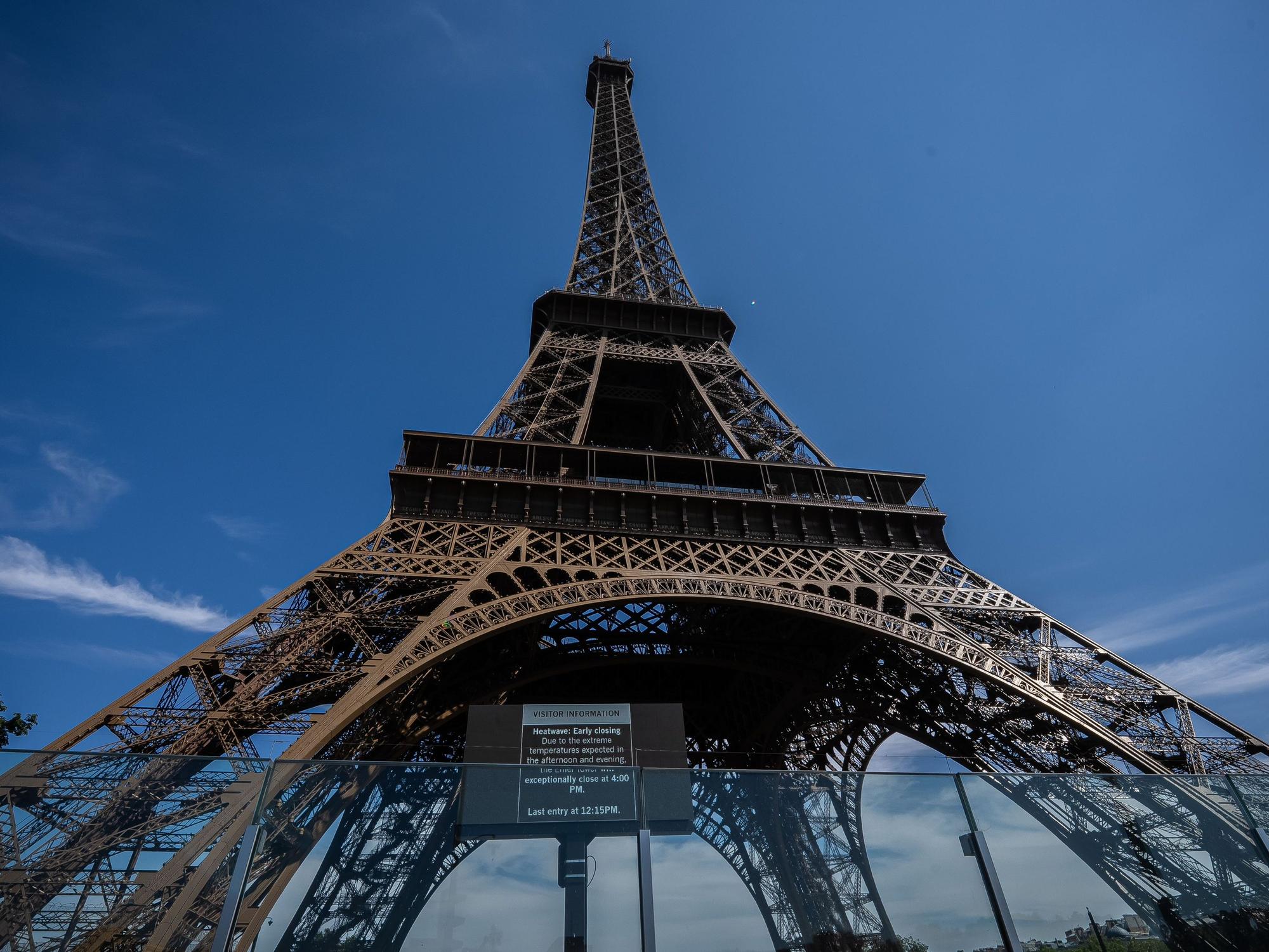 Ein Schild weist darauf hin, dass der Eiffelturm aufgrund einer Hitzewelle in Paris um 16 Uhr geschlossen ist.