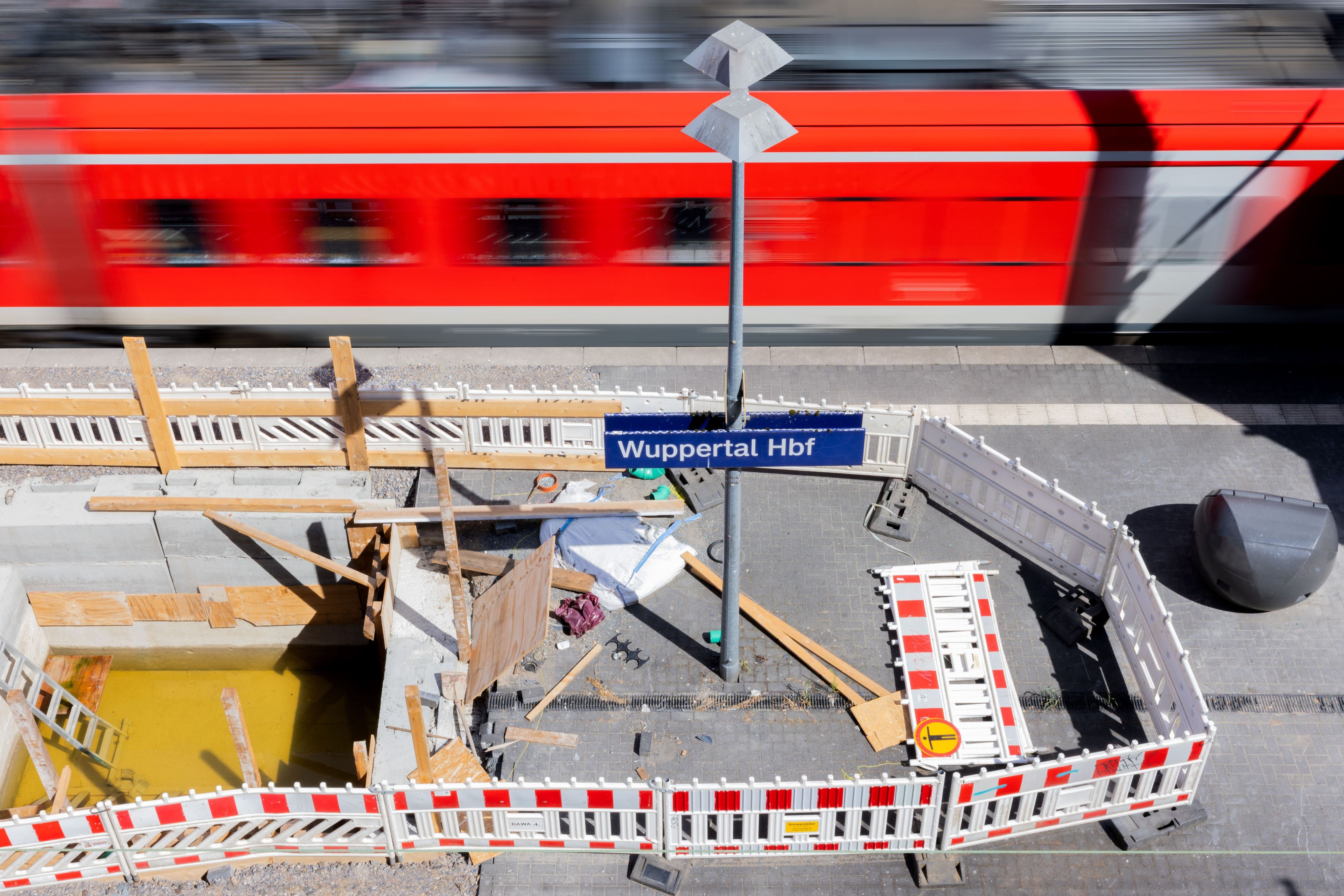 Ein Zug fährt in den Hauptbahnhof Wuppertal ein.