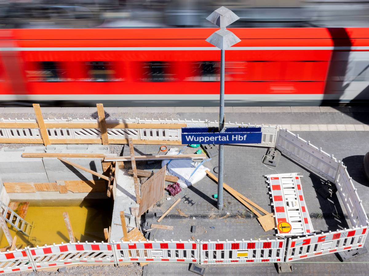 Ein Zug fährt in den Hauptbahnhof Wuppertal ein.