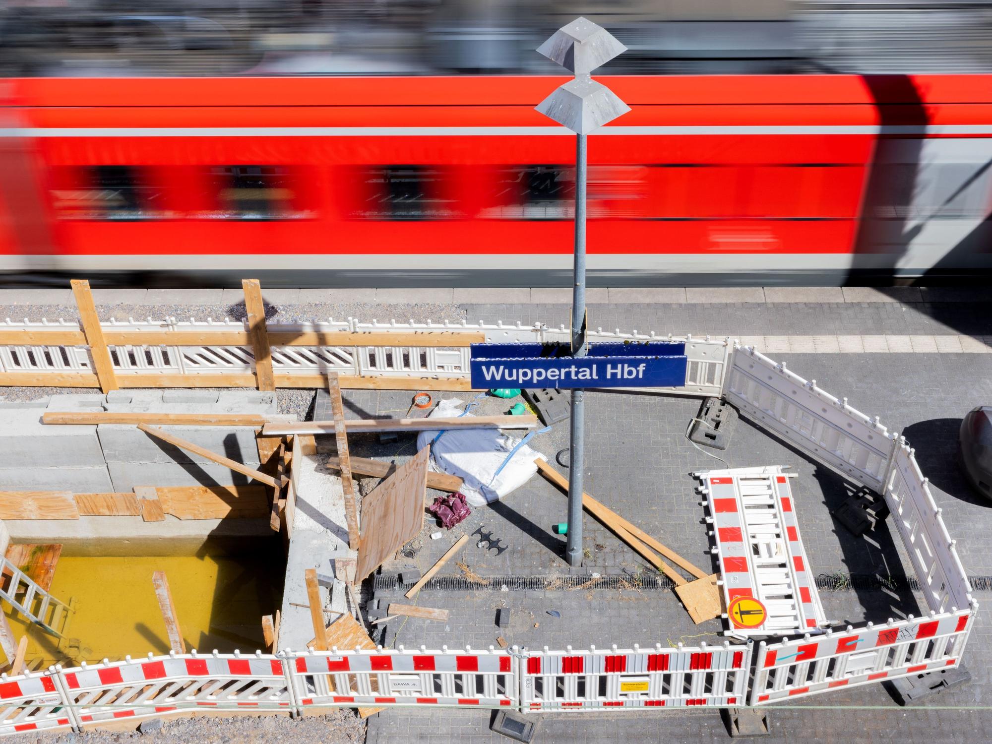 Ein Zug fährt in den Hauptbahnhof Wuppertal ein.