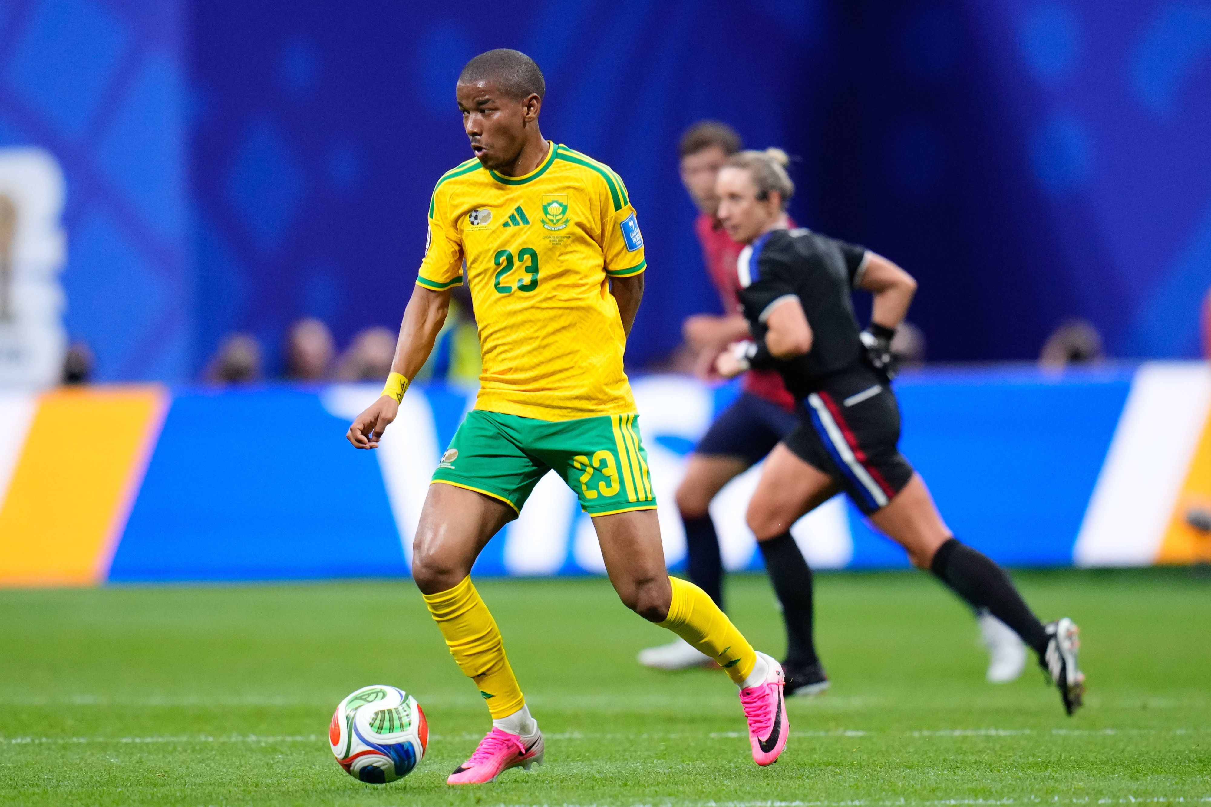 Jayden Adams iat während eines WM-Spiels für Südafrika am Ball.
