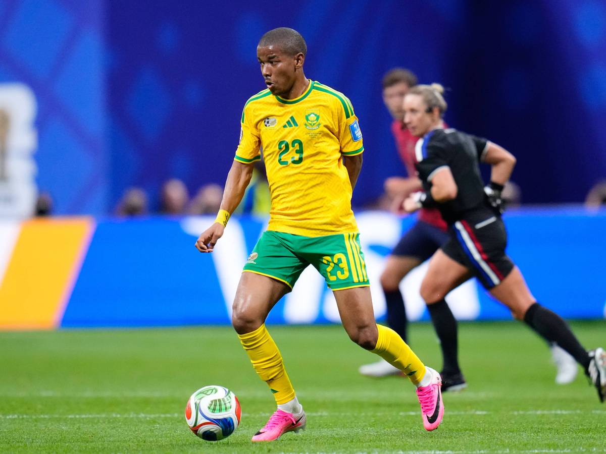 Jayden Adams iat während eines WM-Spiels für Südafrika am Ball.