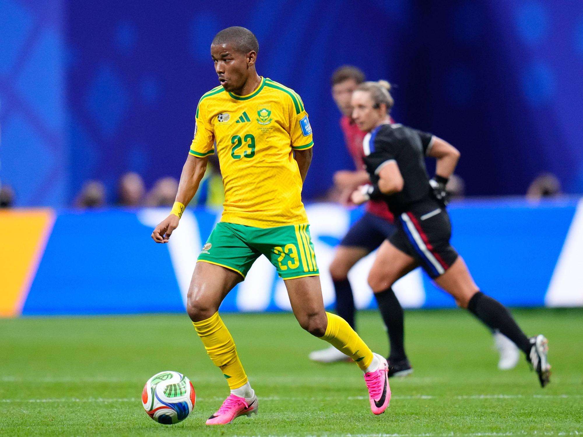 Jayden Adams iat während eines WM-Spiels für Südafrika am Ball.